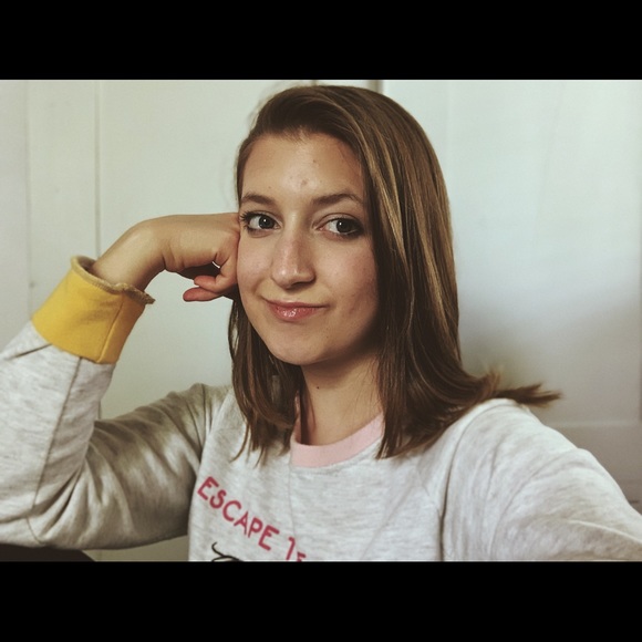 Meet your Posher, Chloe - Picture 3 of 5